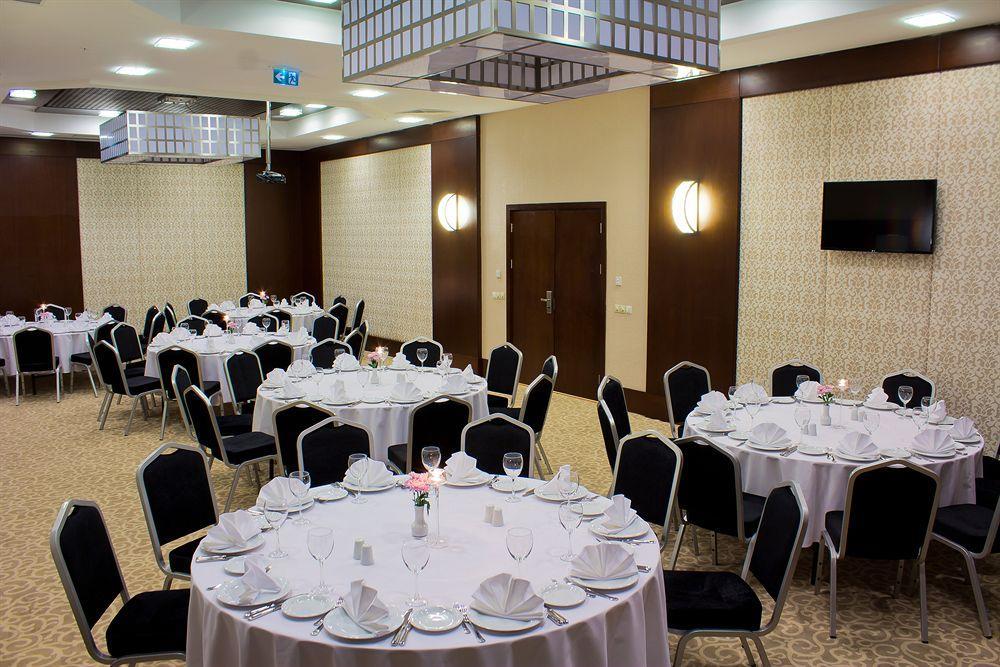 Dedeman Oskemen Tavros Hotel Ustʼ-Kamenogorsk Exterior foto Banquet Hall